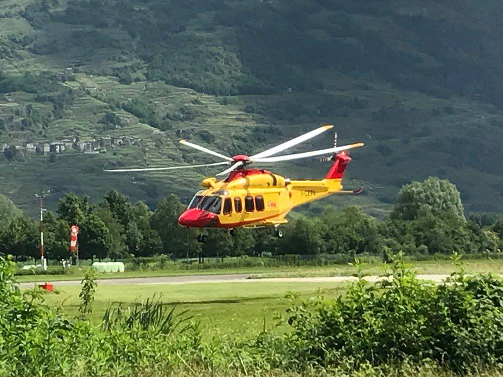 Elicottero del Soccorso Alpino AREU si alza in volo all'aeroporto di Caiolo