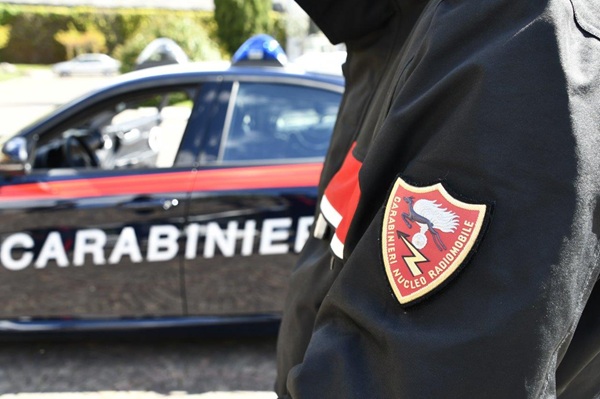 35enne si spoglia e aggredisce carabinieri e personale medico a livigno