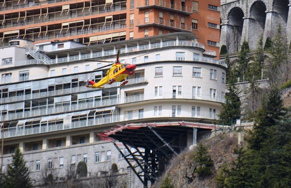 55enne cade da 4 metri da un albero che stava tagliando