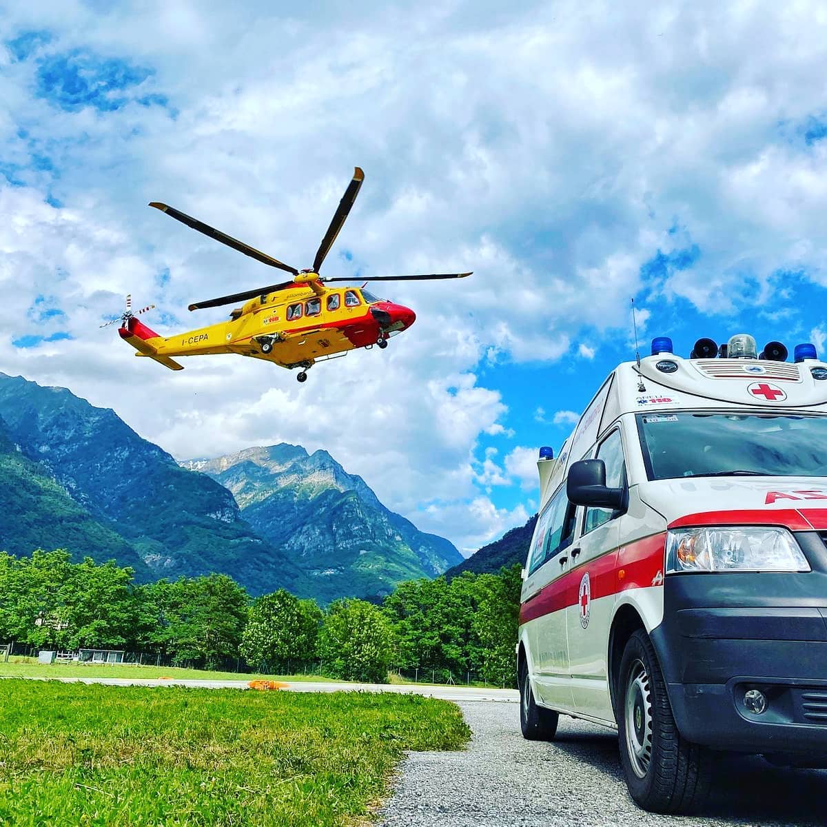Ambulanza elicottero soccorso alpino