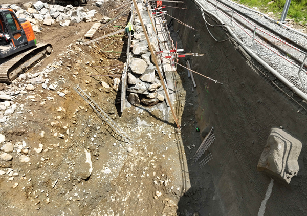 Operaio cade da muro in pietra a Brusio