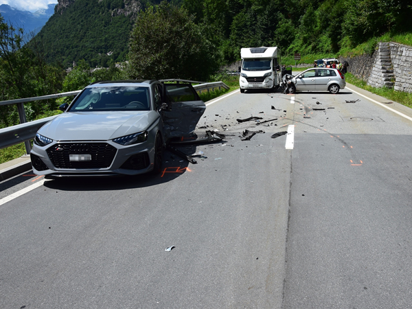 più veicoli coinvolti nello scontro a Castasegna