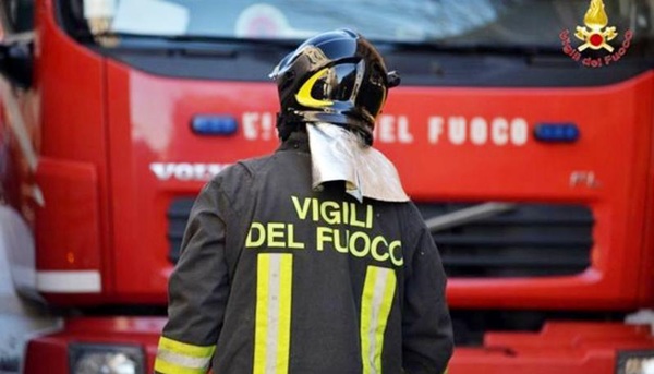 albero sui cavi provoca incendio a caiolo
