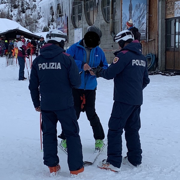 cadono in una pista chiusa soccorsi e multati