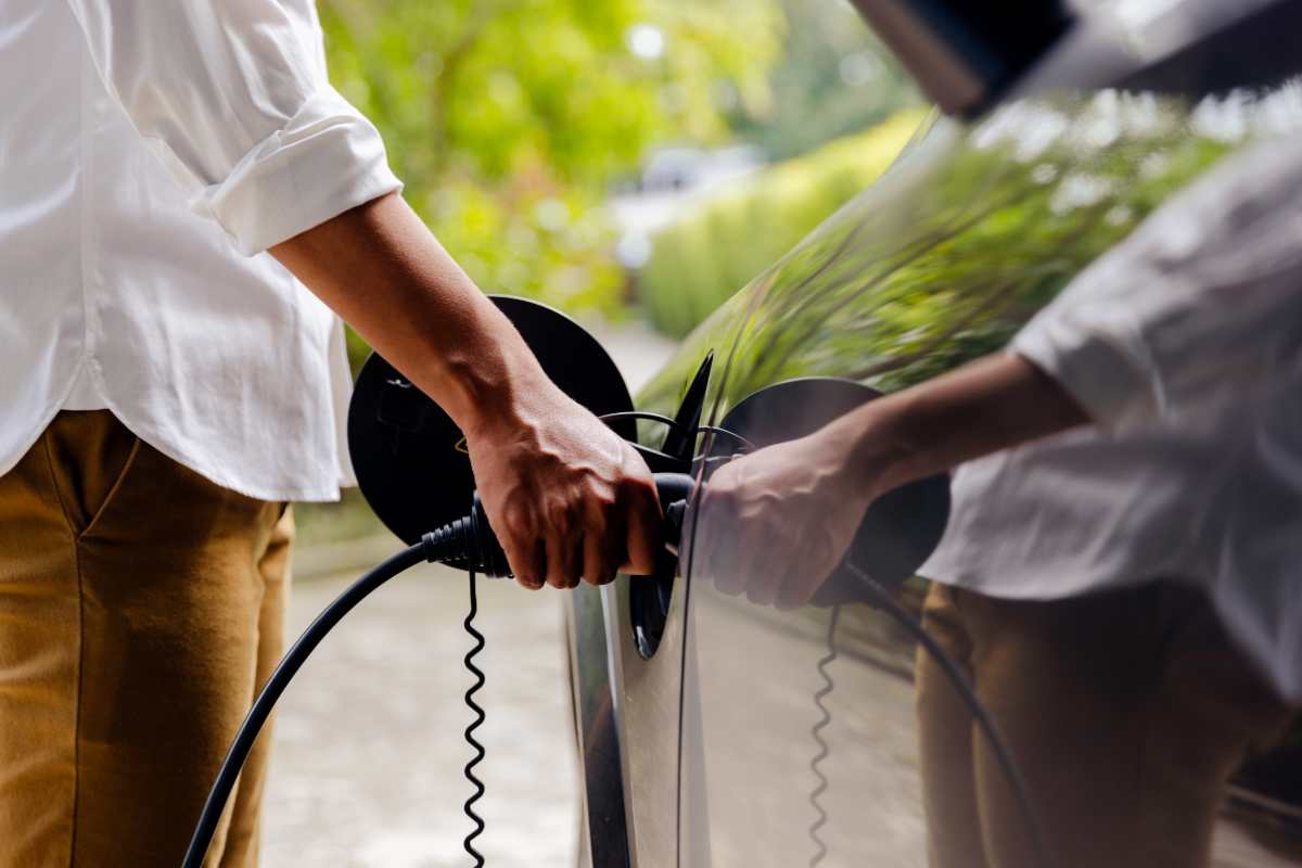 Auto elettrica ricarica|Valtellina lago|Valtellina lago|Valtellina montagne|Treno del Bernina|Camino pulizie|Camino casa|Auto elettrica ricarica