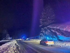 auto si ribalta sul maloja innevato