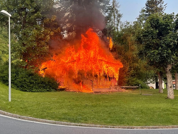 avvolta dalla fiamme una legnaia a scuol|parabrezza ghiacciato