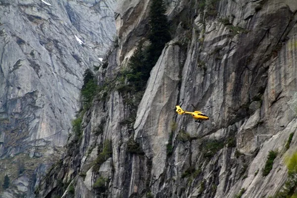 bloccati sul precipizio degli asteroidi recuperati con l'elicottero