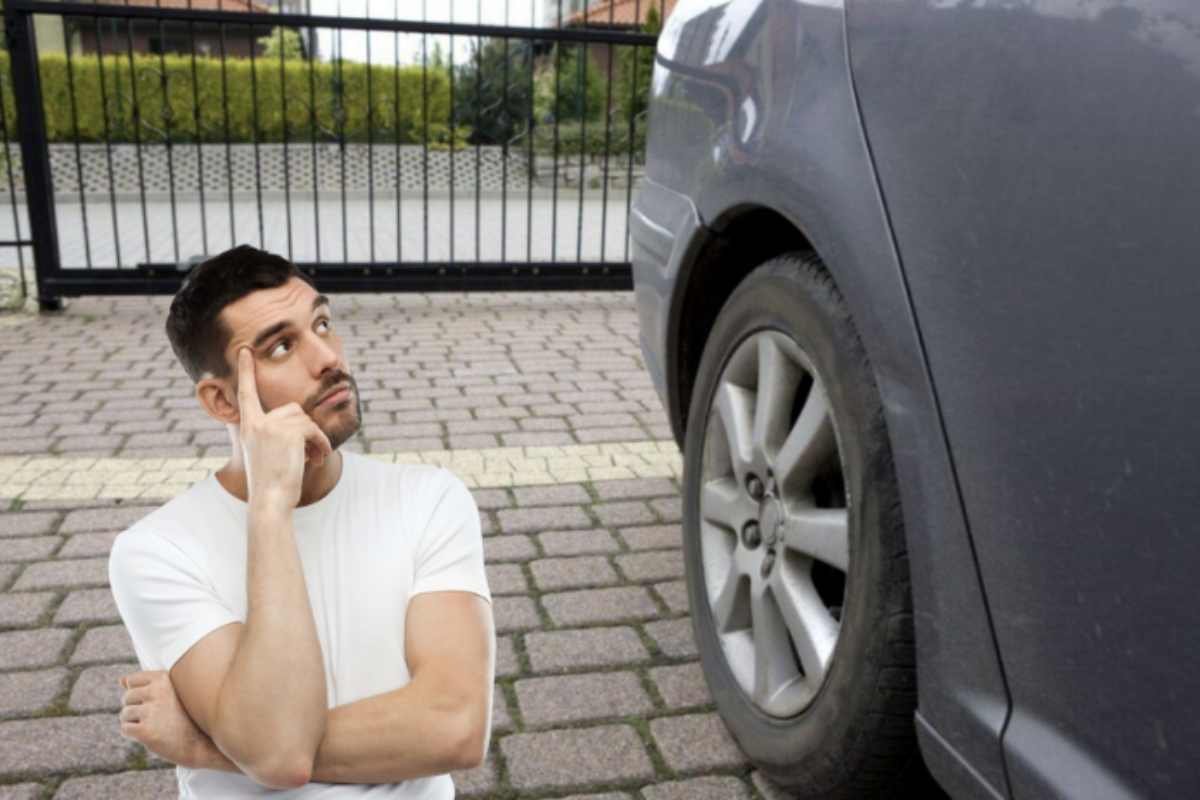 cancello auto uomo si può parcheggiare?|polizia locale cosa succede