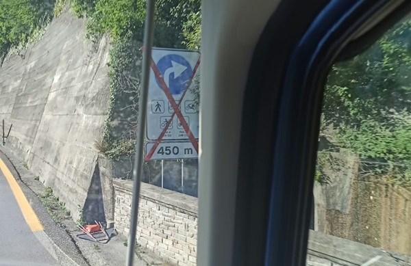 cartello sulla statale 36 che segnala l'obbligo di uscire ad abbadia lariana per le biciclette
