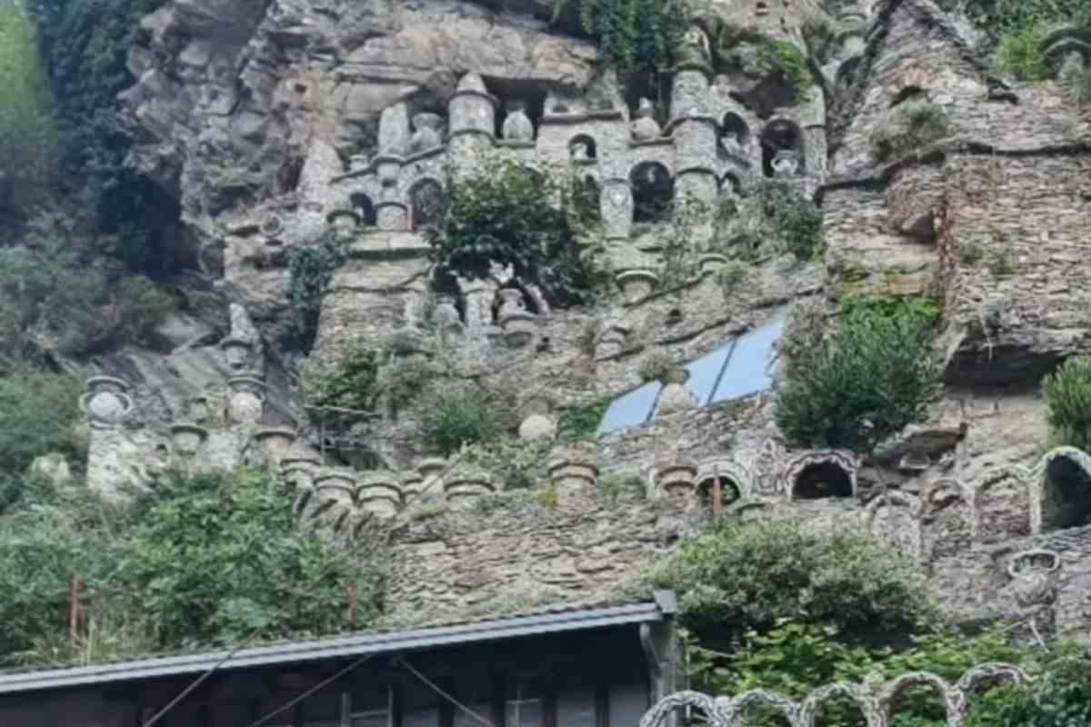 il castello ispirato a Gaudì|il castello ispirato a Gaudì