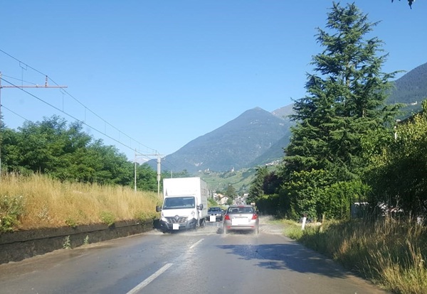 che logica può avere asfaltare la statale 38 di venerdì