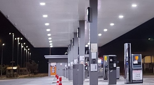 conviene fare il pieno di carburante di giorno o di sera