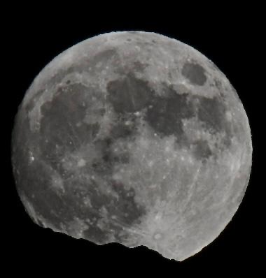 Luna sulle montagne della Valtellina