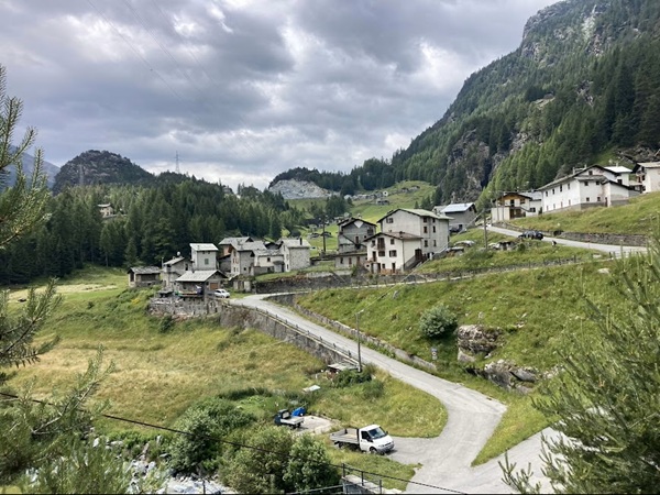 escursione tra gli alpeggi sotto il pizzo scalino campo franscia