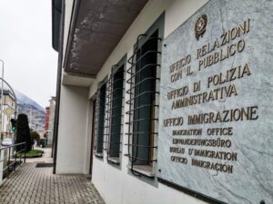 espulsi dall'italia i tre ladri responsabili dei furti nelle farmacie