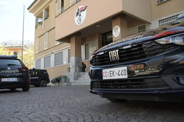 giovane ruba denaro alla madre e scoperta la picchia.