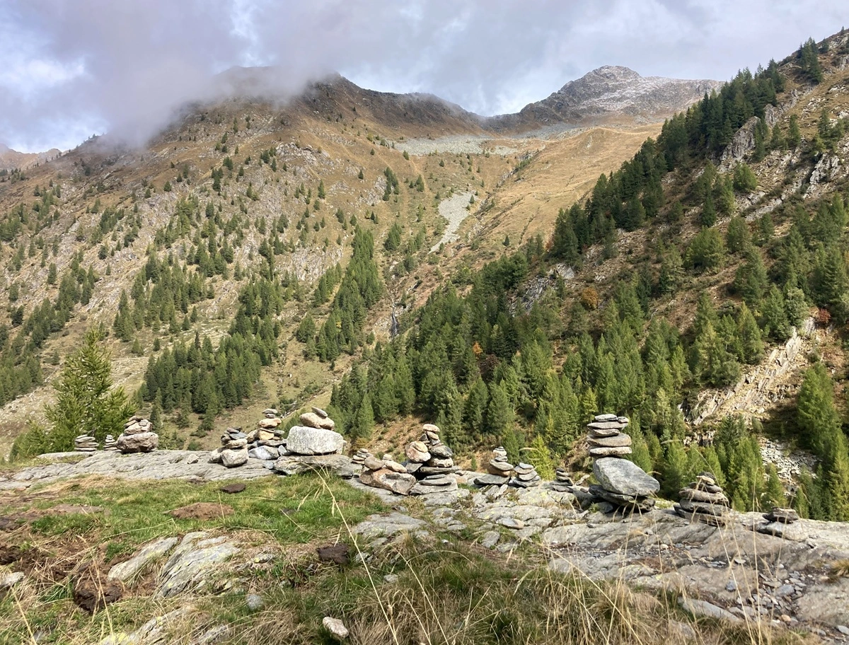 hai mai visto questi mucchietti di pietre in montagna ecco a cosa servono davvero