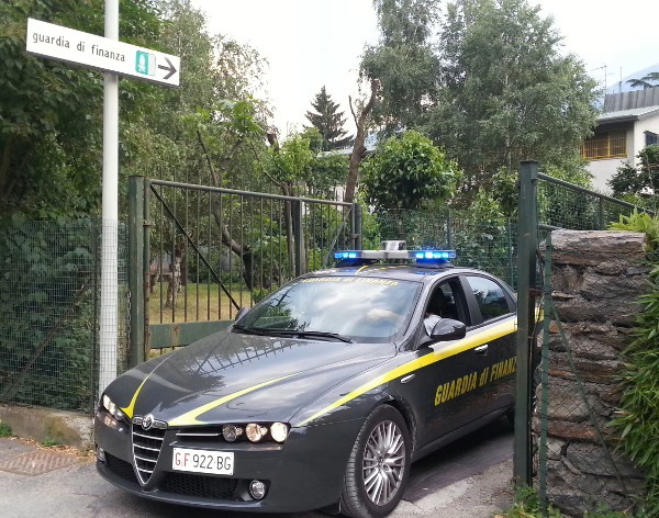 scoperti lavoratori in nero e immigrato irregolare