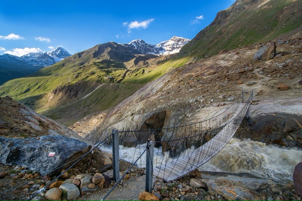 i ponti tibetani del ghiacciaio dei forni|