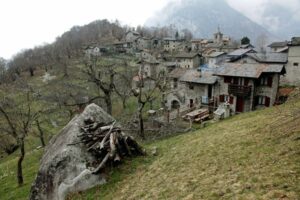 il borgo alpino abitato tutto l'anno e raggiungibile solo a piedi|