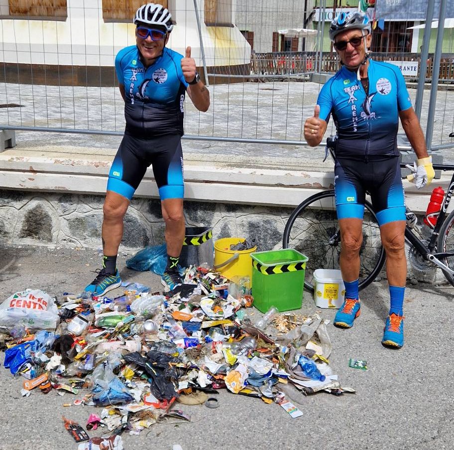 il ciclista volontario che pulisce lo stelvio