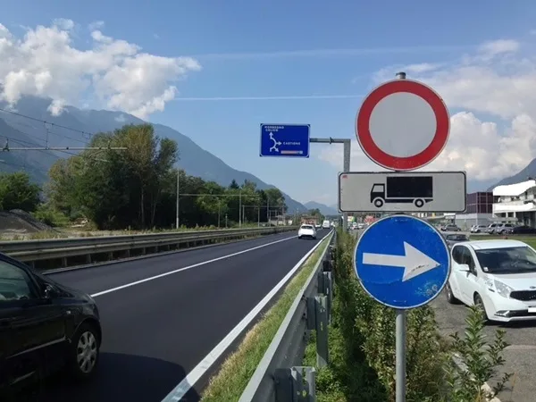 il cortocircuito sociale e culturale della domenica valtellinese|