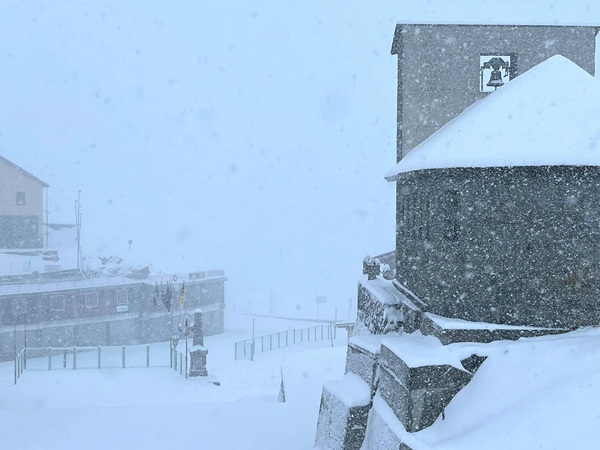 il passo stelvio in inverno un paradiso di neve per gli avventurieri