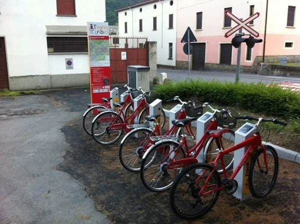 in bici oltre il tramonto