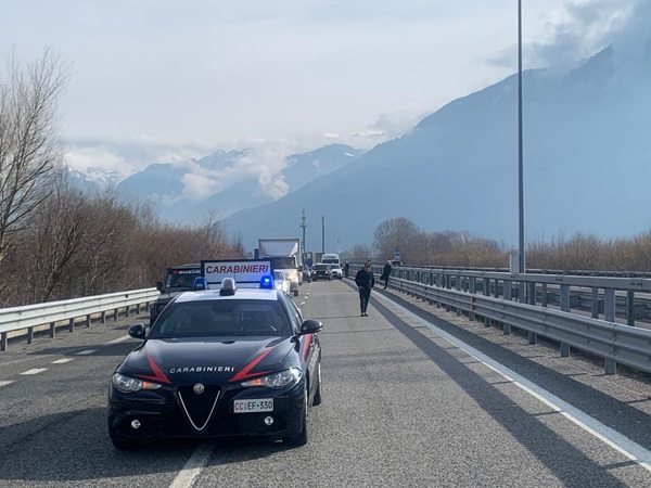 inseguimento sulla statale 38 arrestati due spacciatori di cocaina