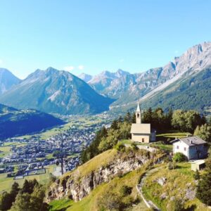 la chiesa affacciata sull'anfiteatro di bormio