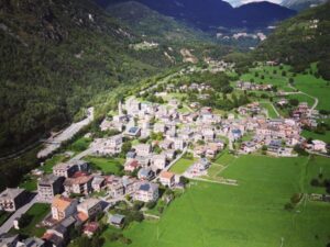 la contrada ai piedi della strada per il mortirolo|