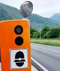 la differenza tra autovelox blu e arancioni