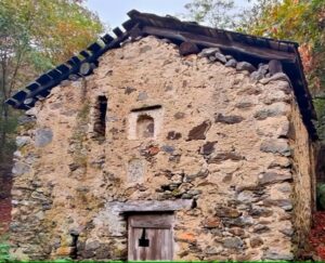 la mensola per l’orinale nelle antiche case di montagna