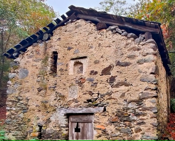 la mensola per l’orinale nelle antiche case di montagna