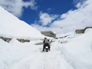 la multa per chi circola in moto con neve o ghiaccio