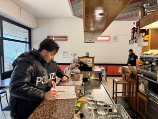 la polizia chiude un bar del centro di sondrio per 5 giorni