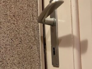 la tecnica della linguetta di plastica