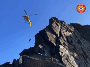 l’elisoccorso recupera un alpinista infortunato sul san matteo l’elisoccorso recupera un alpinista infortunato sul san matteo