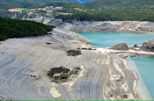 l'emersione dei resti di digapoli|Digapoli lago Cancano