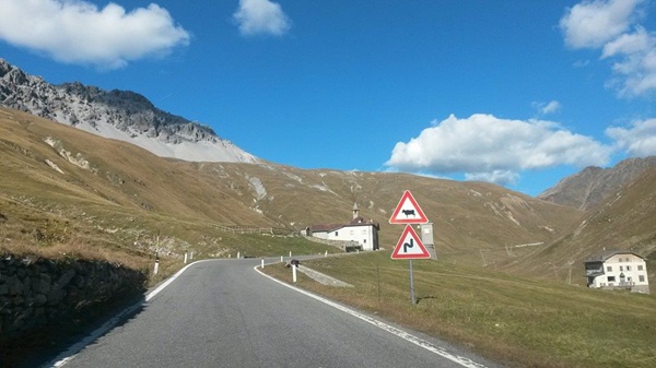 limiti di lunghezza e altezza sulla strada del passo stelvio