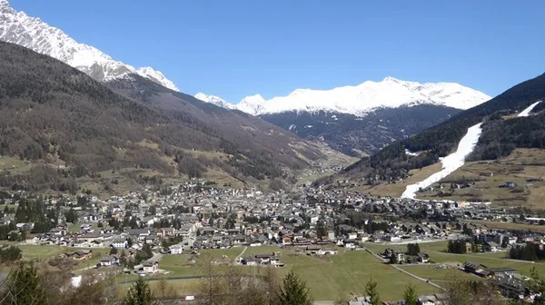 mercato di bormio||sarà consegnata a fine mese la nuova rotatoria di bormio