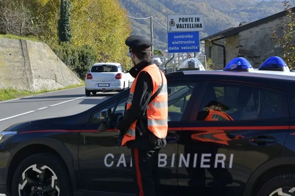 morso alla mano da un cane si scaglia contro i carabinieri. arrestato