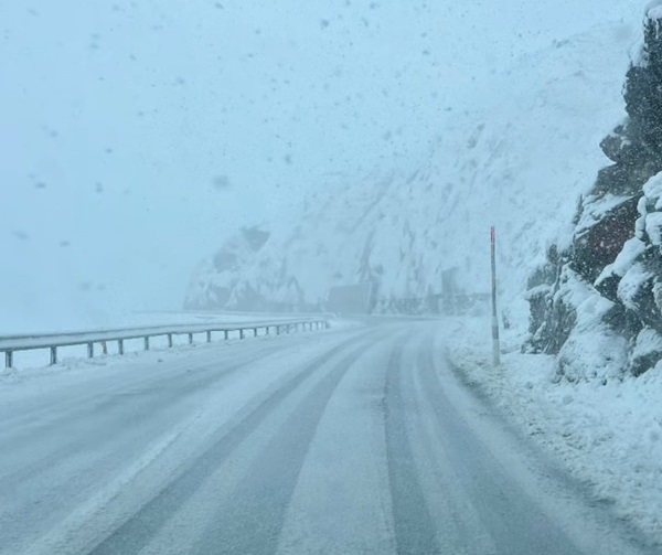 muri di neve sul passo bernina