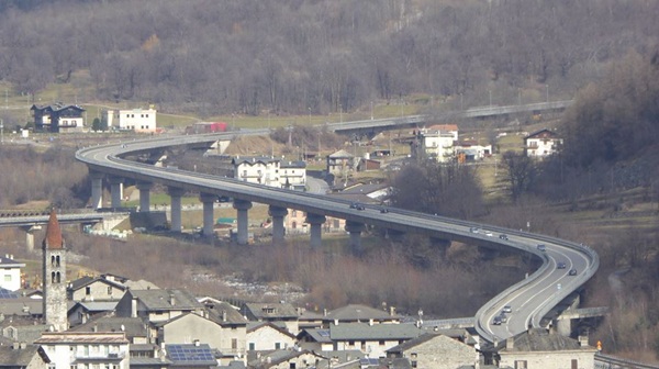 nuove strade o trasporto pubblico per decongestionare il traffico