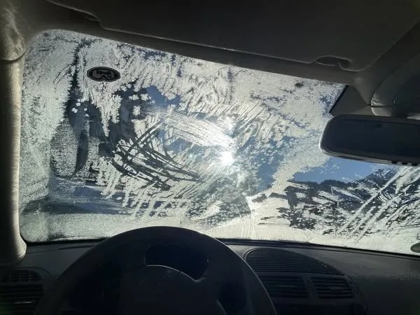 parabrezza dell’auto ghiacciato cosa non fare mai