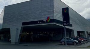 perché all’entrata dei supermercati trovi subito frutta e verdura