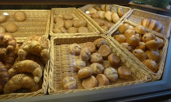 perché il pane è sempre in fondo al supermercato