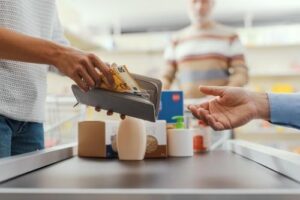 perché l'uso del contante in italia resiste ancora