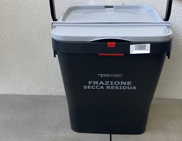 perché mettere il bicarbonato nel bidone della spazzatura